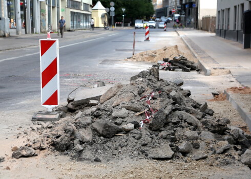 Gājēju un braucamās daļas seguma remontdarbi.