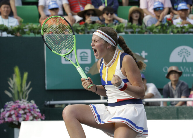 Sacensībās ar pirmo numuru izliktā Ostapenko finālā ar 6-7 (5:7), 6-1, 6-4 uzvarēja brazīlieti Beatrīsu Adadžu-Maju.