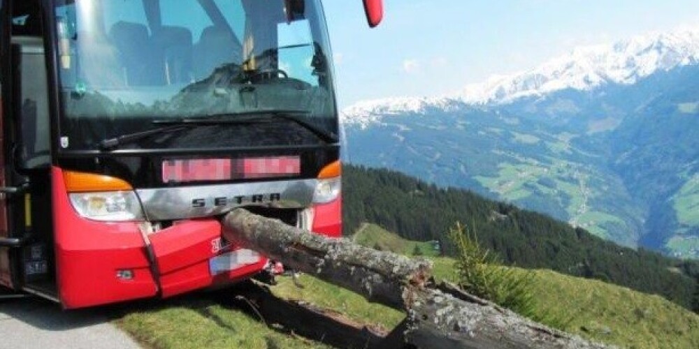 Pensionāra zibenīgā reakcija Austrijas Alpos paglābj tūristu autobusu no katastrofas
