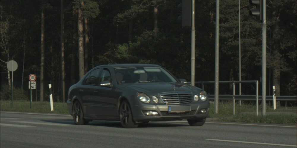 "Mercedes-Benz" vadītājs pāri regulējamai gājēju pārejai "aizlido" ar ātrumu 153km/h