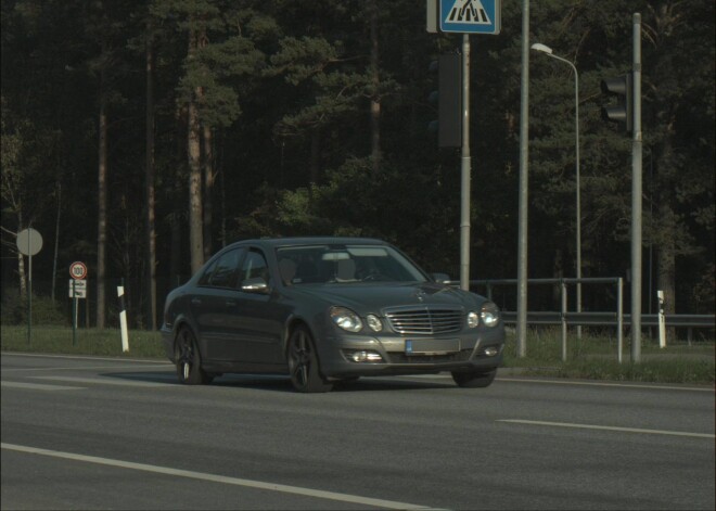 "Mercedes-Benz" vadītājs pāri regulējamai gājēju pārejai "aizlido" ar ātrumu 153km/h