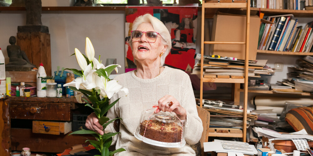 Džemma Skulme nosvin 92 gadus: ciemojamies mākslinieces mājās
