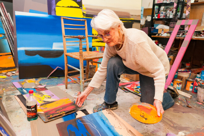 Arī 92. dzimšanas dienā Džemma Skulme rosījās pa savu gleznošanas darbnīcu.