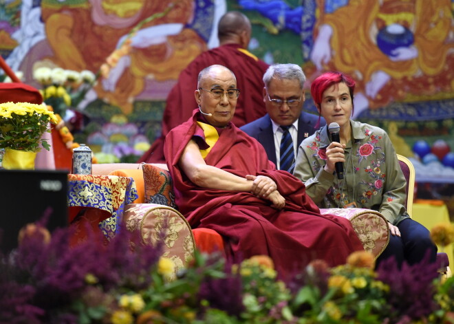 Viņa Svētība Dalailama piedalās pasākumā "Pasaules harmonijai nav robežu. Dialogi ar Viņa Svētību Dalailamu" "Skonto" hallē.