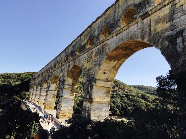 Iespaidīgais Gāras tilts jeb "Pont du Gard" ir romiešu laika tilts, kas vienlaikus bijis arī akvedukts un gādājis ūdeni romiešu kolonijai Nīmas pilsētai no avota pie Izē. Tas sastāv no trim stāviem jeb arku rindām, kas izliekušās pāri Gāras upei.