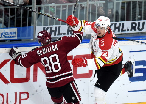 Spēles moments Kontinentālās hokeja līgas spēlē "Arēnā Rīga", kurā tiekas Rīgas "Dinamo" un Ķīnas Kunlun "Red star"  komandas.