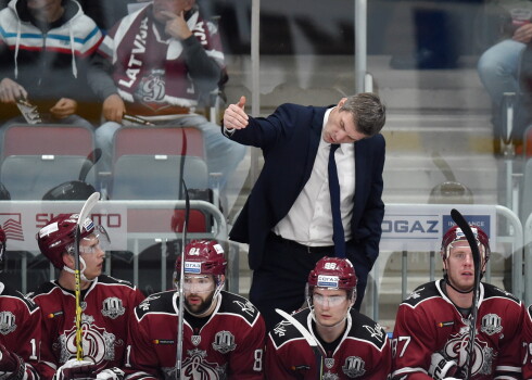 Rīgas ''Dinamo'' galvenais treneris Sandis Ozoliņš Kontinentālās hokeja līgas spēlē "Arēnā Rīga", kurā tiekas Rīgas "Dinamo" un Ķīnas Kunlun "Red star"  komandas.