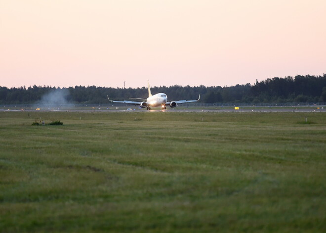 "airBaltic" šefs izskaidro, kāpēc pārdod vairāk biļešu nekā ir vietas lidmašīnā