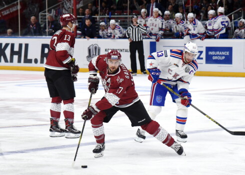 Nu jau bijušais Rīgas "Dinamo" spēlētājs Terijs Galjardi nr.17, sarkans. 