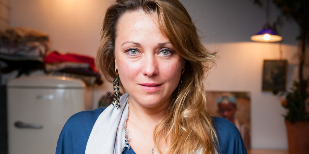 Aktrise Aija Dzērve dzimusi 1979. gada 28. maijā Valmierā. Strādā Dailes teātrī, piedalās arī citos skatuves projektos. Lomas filmās "Krišana", "Naktssargs un veļasmazgātāja". Par aktierdarbu "Naktssargā un veļasmazgātājā" nominēta Nacionālā kino balvai „Lielais Kristaps” kategorijā „Labākā aktrise”