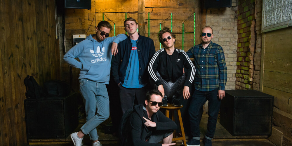 “Singapūras satīns” ir Latvijas repa supergrupa. Dibināta 2015. gadā. Grupas sastāvā ir Jānis Krīvēns (Salvadors da Lean, Burlaks), Niks Evalds (DJ Kalev), Kristaps Strūbergs (SU$HI TAKEØUT), Juris Štrāls (Lielais Launags, Limo Leedaka), Eduards Gorbunovs (Comic Sans, Barona Centrs), Edgars Bāliņš (Tambura Pesto), Mārtiņš Plūme (Nokio Katana), Kārlis Zenne (Jumbo).