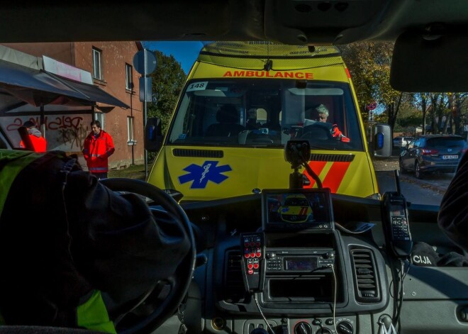 Divu bērnu māte pamatīgā reibumā bērnu klātbūtnē lamā un sit policistus