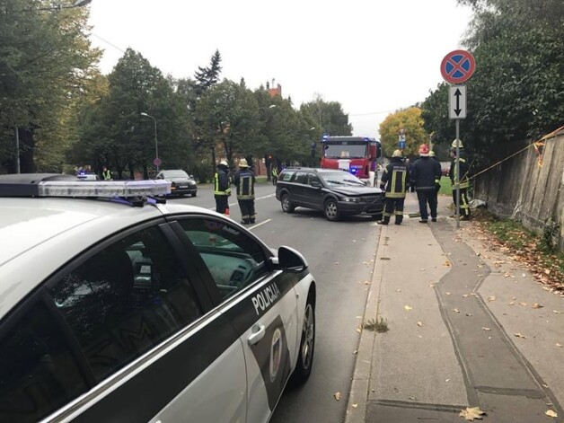 Policijas rīcībā esošā informācija liecina, ka vadītājs iebraucis bērnu grupiņā un pēcāk ēkas sienā.