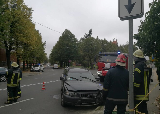 Rīgas centrā viegli iereibis šoferis uzbrauc bērnudārzniekiem; 4 bērni nogādāti slimnīcā