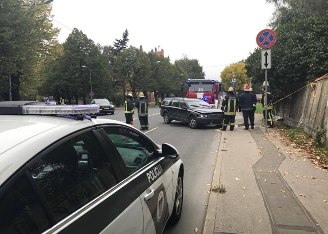 ДТП в центре Риги: пьяный водитель заехал на тротуар и сбил троих детей