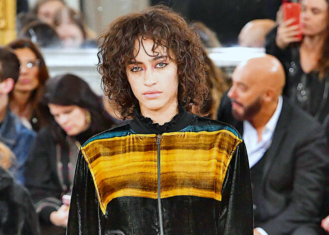 Jaunā sporta modes tēmas lappuse ir retro vējakas no neilona, samta, trikotāžas un velveta.