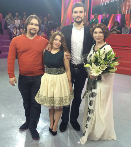 Ксения Сябитова с братом, мамой и тогда еще будущим мужем