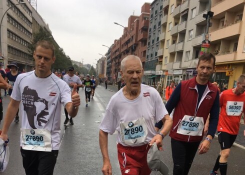 Visvaldis Lācis Berlīnes maratonā. 93 gadus vecais kungs to pievarēja.