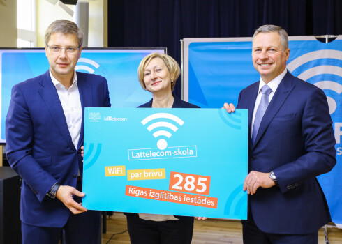 Rīgas Centra humanitārajā vidusskolā notiek WiFi projekta "Lattelecom-skola" noslēguma pasākums, kurā piedalās Rīgas domes priekšsēdētājs Nils Ušakovs un "Lattelecom" valdes priekšsēdētājs Juris Gulbis, Rīgas Centra humanitārās vidusskolas direktore Ineta Rudzīte