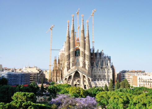 Antonio Gaudi projektētā Sagrada Familia baznīca Barselonā ir viens no apmeklētākajiem tūrisma objektiem valstī. Spānijā gan daudziem šķiet, ka tā ir mākslīgi uzpūsta, pompoza vieta, kurai trūkst dvēseles, un ka galu galā to neapmeklēs neviens cits kā tikai japāņu tūristi.