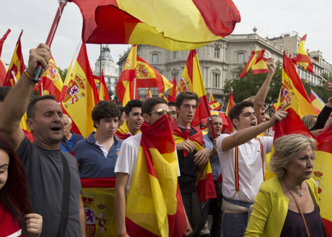 Madridē tūkstošiem cilvēku pauž atbalstu Spānijas vienotībai