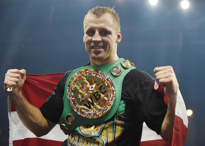 Briedis nosargā WBC čempiona jostu un sasniedz supersērijas pusfinālu