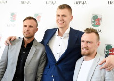 Basketbolista aģents Jānis Porziņģis (no kreisās), latviešu basketbolists Kristaps Porziņģis un menedžeris Mārtiņš Porziņģis piedalās preses konferencē, kurā informē par latviešu basketbolista nākotnes plāniem saistībā ar Latvijas izlasi.