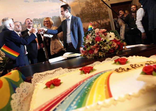 Pirmais viendzimuma pāris tika salaulāts Berlīnas Šēnebergas rajona pašvaldībā, kur bija pulcējušies apmēram 60 viesu un apmēram tikpat daudz žurnālistu, lai noskatītos, kā tiek salaulāti 59 gadus vecais Karls Kreile un 60 gadus vecais Bode Mende, kas ir nodzīvojuši kopā 38 gadus un ir Vācijā pazīstami geju tiesību aktīvisti.