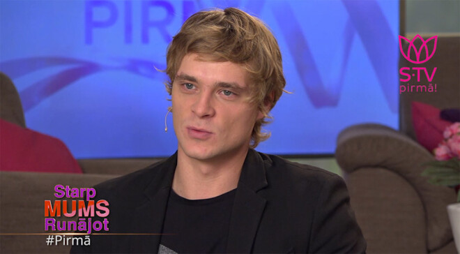 Kaspars arī “Starp mums runājot” atklāja, ka viņa draudzene daudz biežāk uz ielas satiekot kādu paziņu, sabučojas.