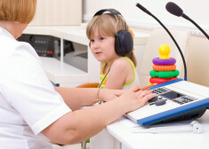 Vecāki atsakās likt implantus saviem vājdzirdīgajiem bērniem, veidojot īpašu "nedzirdīgo tautu"