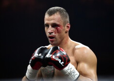 Latvijas bokseris Mairis Briedis un kubietis Maiks Peress ringā, kurā Briedis pirmoreiz aizstāv savu WBC čempiona titulu pirmajā smagajā svarā "Arēnā Rīga"