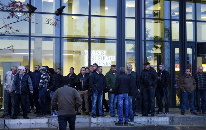 Pie Valsts ieņēmumu dienesta (VID) galvenās ēkas notiek Latvijas Taksometru pārvadātāju darba devēju biedrības organizēts pikets, kurā, protestējot pret VID neskaidrajām prasībām taksometru skaitītājiem, VID tiek aicināts pagarināt termiņu jaunu, tehniskām prasībām atbilstošu, taksometru skaitītāju nomaiņai vismaz uz sešiem mēnešiem.