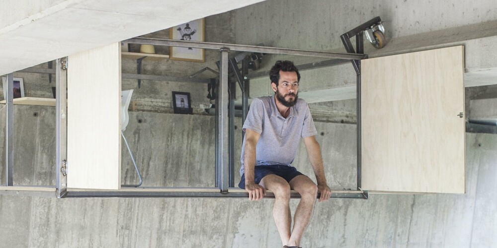 Arī tā var dzīvot: 33 gadus vecs dizainers ierīko sev stilīgu mājvietu zem tilta