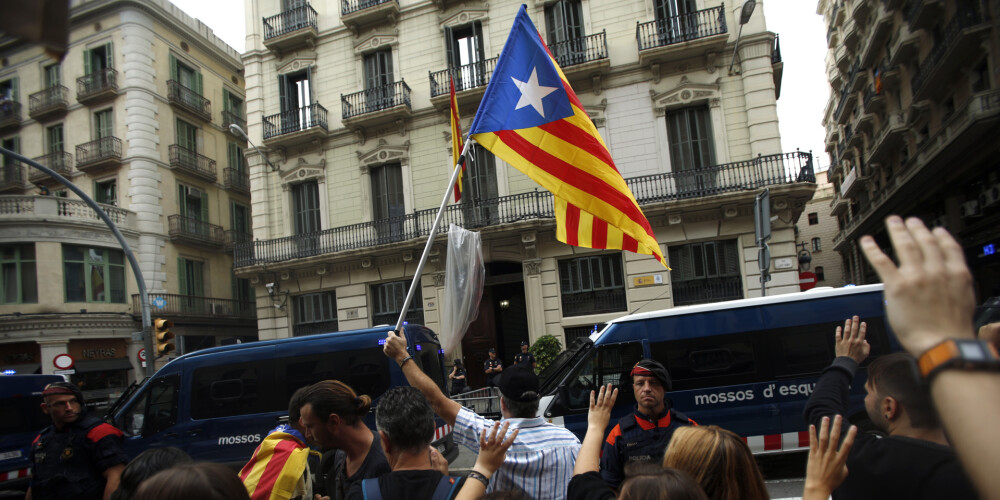 Bloķēti ceļi, kilometriem gari sastrēgumi: Katalonijas streiks izraisa pamatīgu haosu