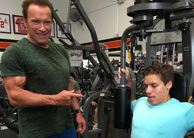 Шварценеггер поздравил внебрачного сына с 20-летием