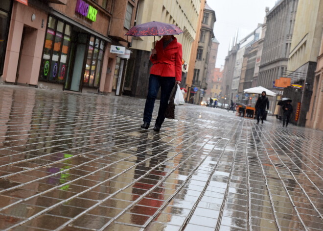 Otrdiena kļuvusi par aukstāko dienu kopš pavasara, trešdien atkal spēcīgs lietus