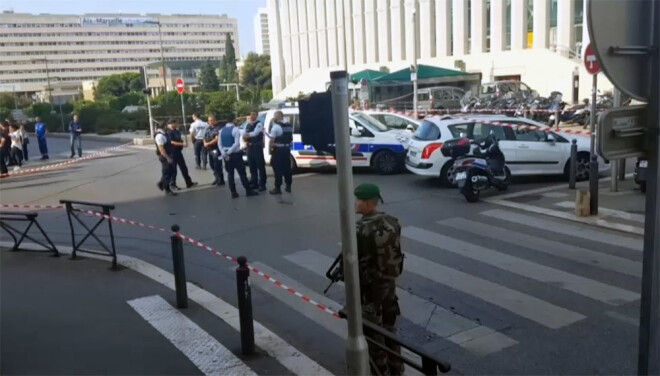 Karavīri un policisti Marseļā neilgi pēc terorakta.