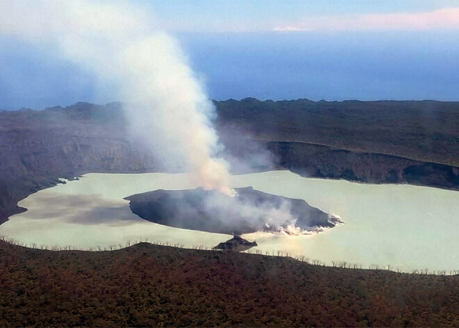 Tūkstošiem cilvēku izvirduša vulkāna dēļ pamet Vanuatu