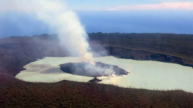 Klusajā okeānā esošajā Vanuatu izvirdis Manaro vulkāns.