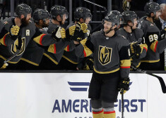 Jaunā NHL kluba "Golden Knights" komandas biedri sveic Kolinu Milleru ar gūtajiem vārtiem pārbaudes spēlē pret "Avalanche".