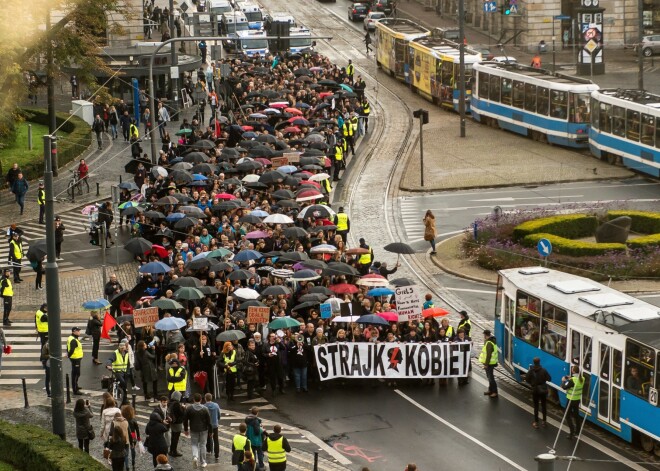 Tūkstošiem poļu sieviešu demonstrācijās aizstāv tiesības uz abortiem