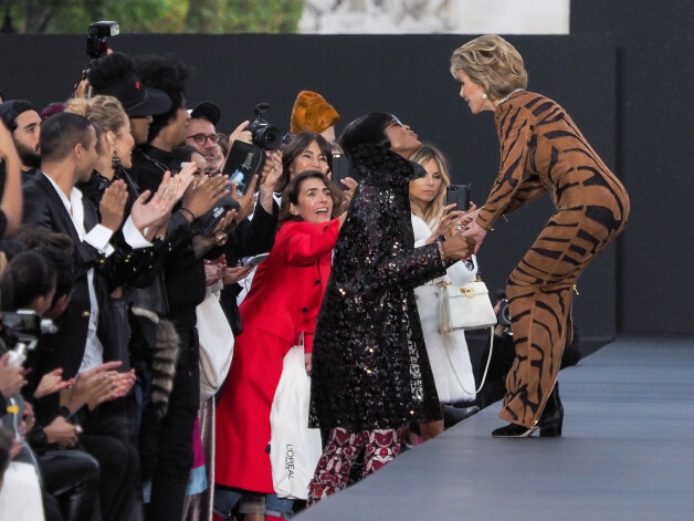 Во время показа Джейн Фонда заметила среди зрителей Наоми Кэмпбелл и тут же решила поздороваться