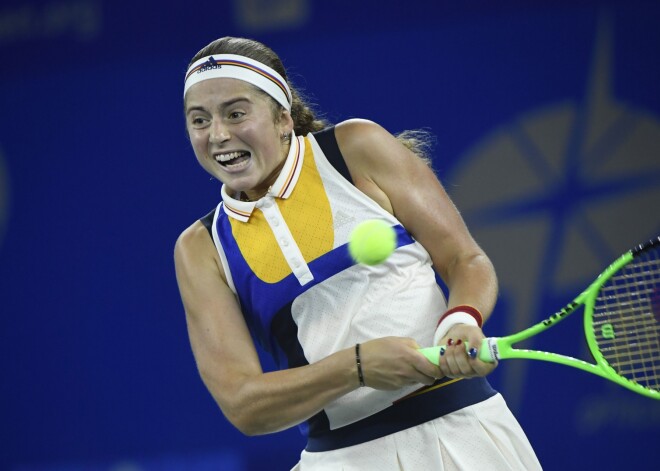 Ostapenko pretinieces traumas dēļ viegli sasniedz Pekinas WTA turnīra ceturtdaļfinālu