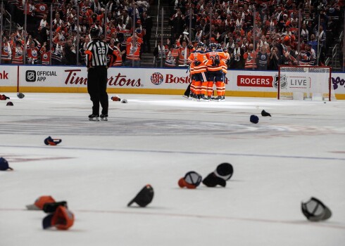 Edmontonas "Oilers" zvaigzne Konos Makdeivids pirmajā spēlē izcēlās ar "hat-trick".