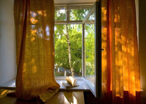 Gan apkures periodā, gan arī pārējā laikā ir svarīgi pareizi vēdināt telpas. Tomēr jāatceras, ka logu atvēršana nav ventilācija. Tā ir periodiska gaisa apmaiņa ar īslaicīgu efektu bez iespējas kontrolēt apmaināmā gaisa daudzumu.