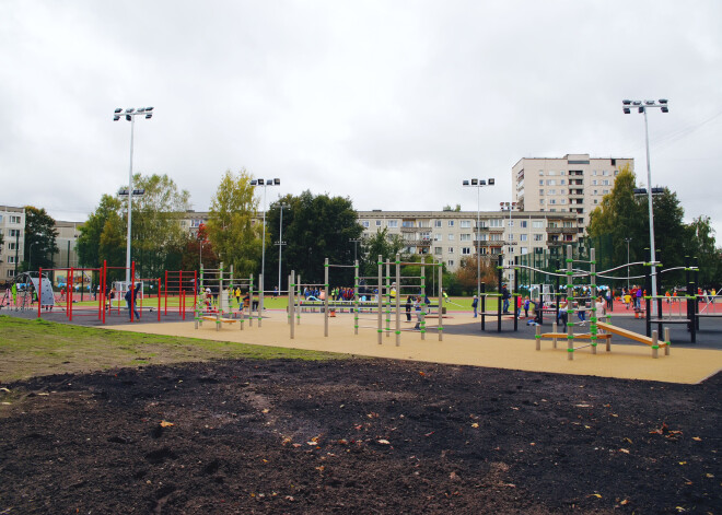 Svinīgi atklāts Rīgas 80.vidusskolas jaunais stadions