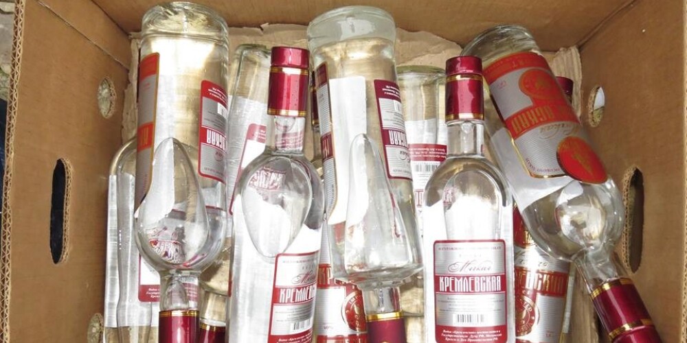 Daugavpilī atklāj nelikumīgu alkohola fasētavu, no tās izņemot vairāk par tonnu spirta