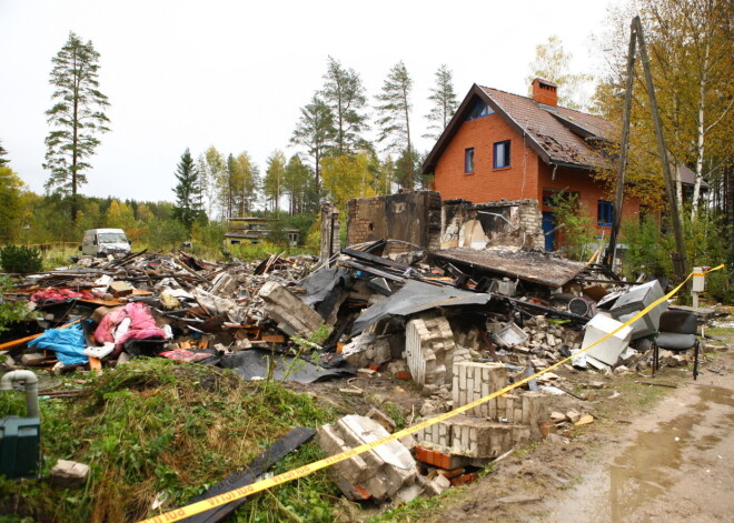 Saulkrastu traģēdija: sprādziens bijis tik spēcīgs, ka ēkas jumts iemests kaimiņu dārzā