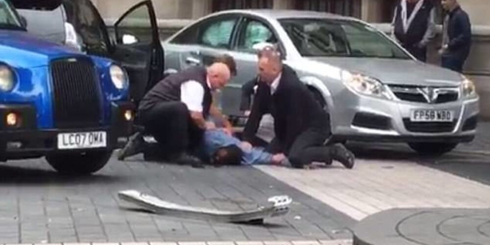 Londonā gājējiem uzbraukusi automašīna, ievainojot 11 cilvēkus