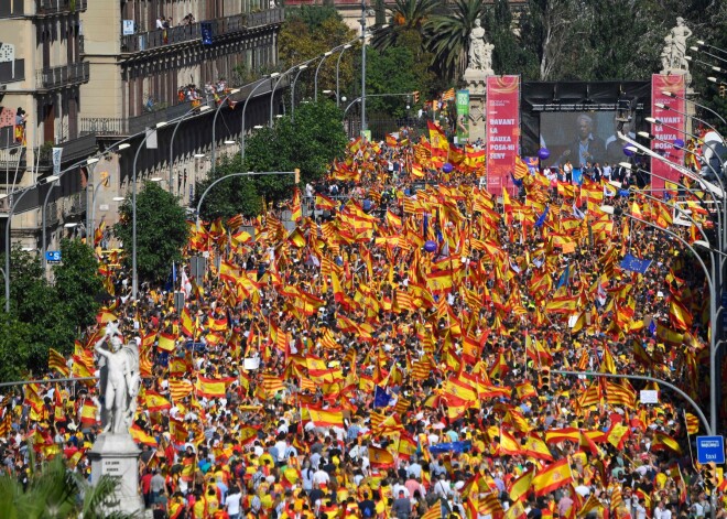 Piedaloties 350 000 cilvēku, Katalonijas galvaspilsētā svētdien notika plašas demonstrācijas